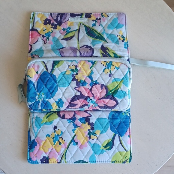 Vera Bradley RFID Wallet In The Marion Floral Pattern - Picture 15 of 17